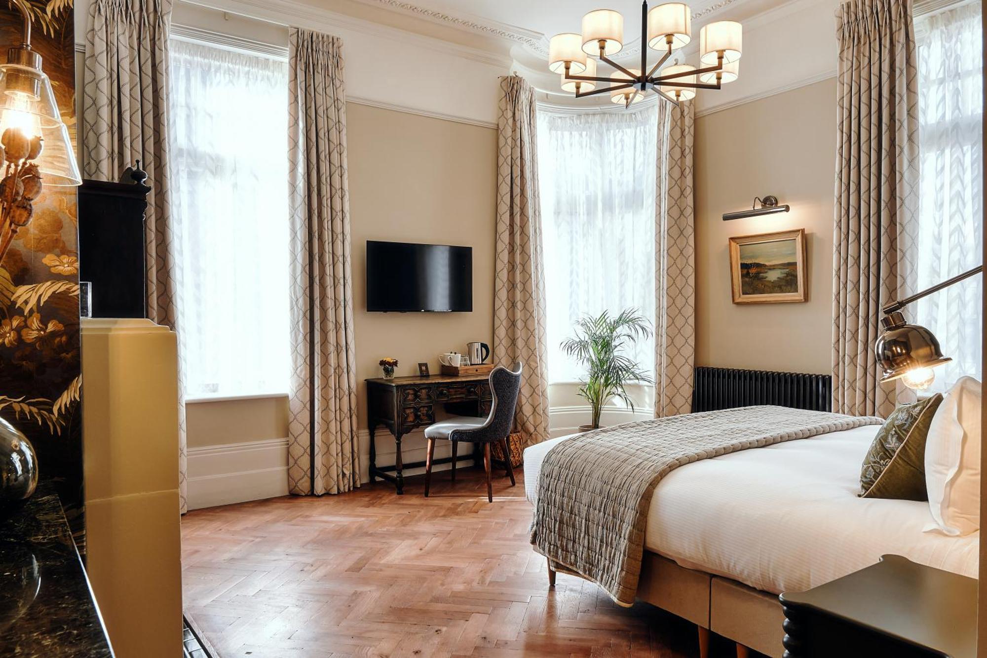 Queen Room,1541348500:JPEG